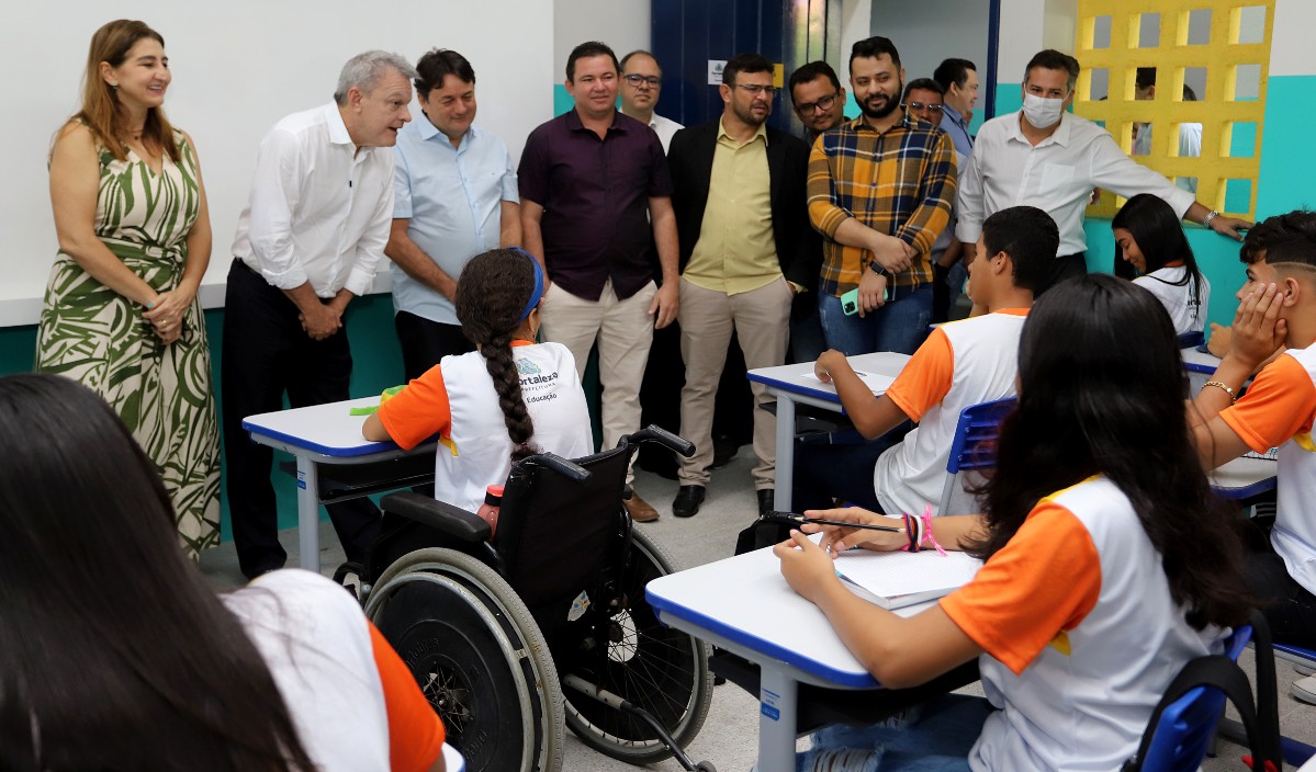 grupo de pessoas numa sala de aula